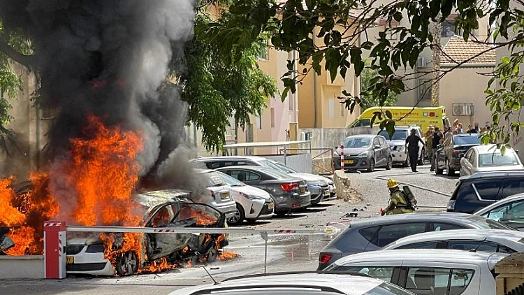 חשד לחיסול בזכרון יעקב: הרוג בפיצוץ רכב סמוך לבניין המועצה
