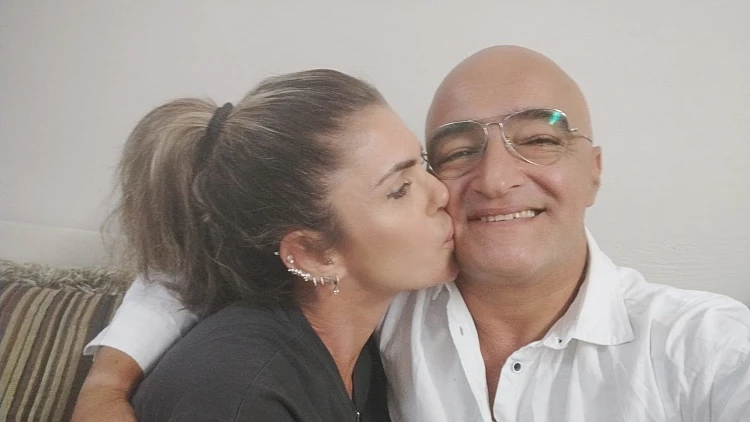 עם חיוך ונשיקה: הישראלי שנעצר ביוון השתחרר אחרי שבועיים