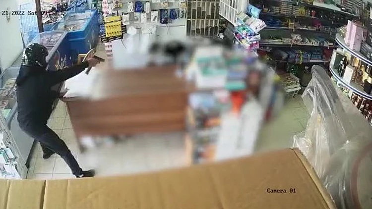 נכנס לקיוסק, יורה ופוצע אנוש בן 17 - ונמלט: תיעוד ניסיון רצח בנצרת