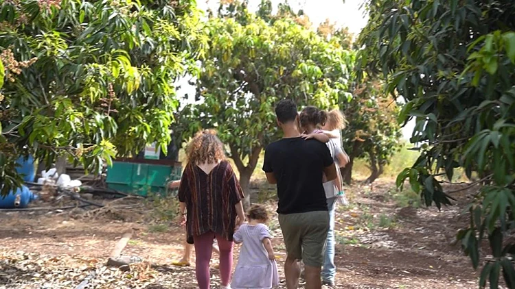 טינדר למשפחות: האתר שמשדך בין זרים לחופשה משותפת