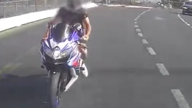 ללא מעצורים: תיעוד - אופנוען זרק אבן וניפץ שמשת רכב בכביש 1