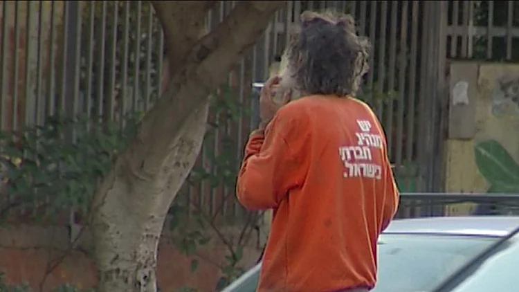 "זינקתי מהאופנוע ורדפתי אחריו": קבצן גנב תיק מרכב - עובר אורח תפס אותו