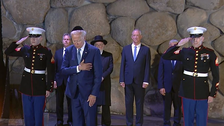 ביקור ביידן ביד ושם: הנשיא שוחח עם ניצולות שואה - ומחה דמעה
