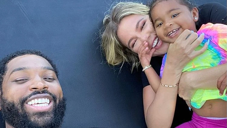 קלואי קרדשיאן וטריסטן תומפסון עם בתם טרו