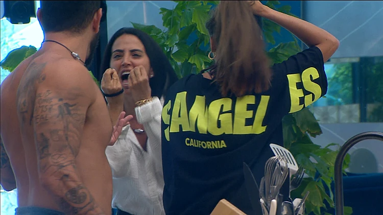 "החברים הכי טובים שלי באים עליי": בר מקבלת אש מכיוון לא צפוי