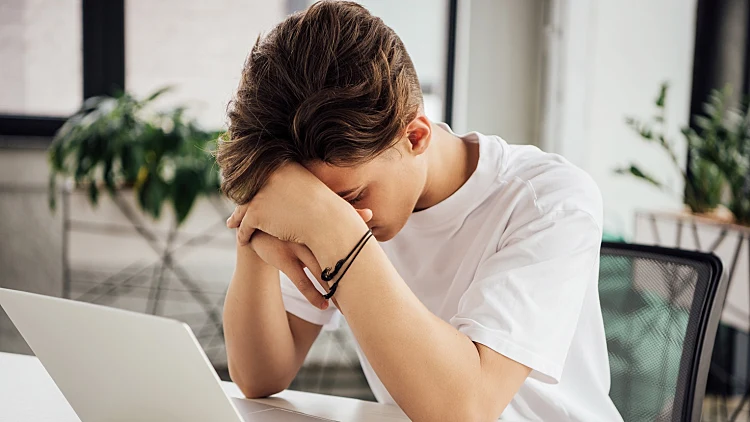 סכנת האתגרים ברשתות החברתיות: כך תזהו אם הילד שלכם במצוקה | רשת 13