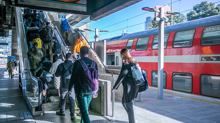 נוסעים ברכבת ת"א השלום