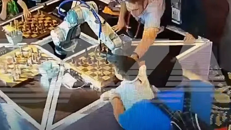 המשחק שהשתבש: רובוט שבר אצבע לבן 7 בשחמט • תיעוד