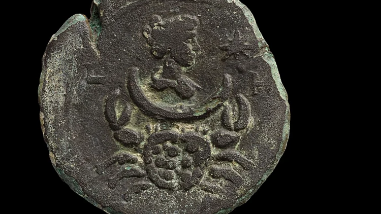 המטבע הנושא את דמותה של לונה, אלת הירח. מתחתיה מופיע סימן מזל סרטן