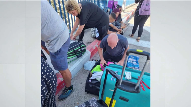 בלי כסף ובגדים: איחרו ב-6 דקות לשייט ברודוס - ונותרו מאחור