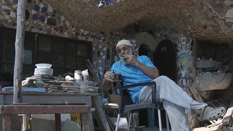 "רק עם אלונקה יקחו אותי מפה": המאבק של איש המערות שגר בחוף
