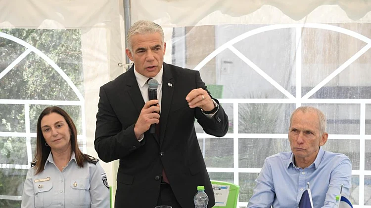 ברקע פרשת הסרסור בסוהרות: לפיד ביקר בכלא עופר