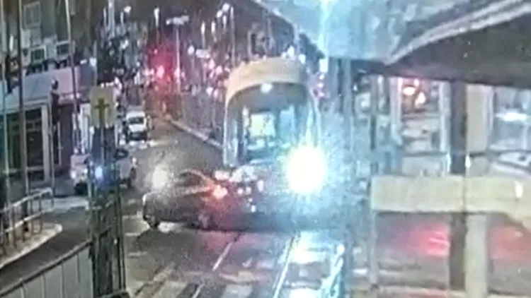 רכב התנגש ברכבת הקלה בבת ים; אדם נפצע קל | תיעוד