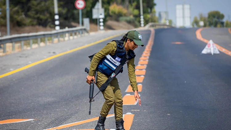 חיילת במחסום סמוך לגבול עזה