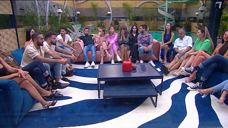 הדיירים יושבים בסלון | האח הגדול עונה 4