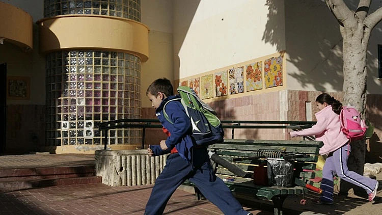 ילדים רצים למרחב מוגן בעת שמיעת אזעקה בשדרות