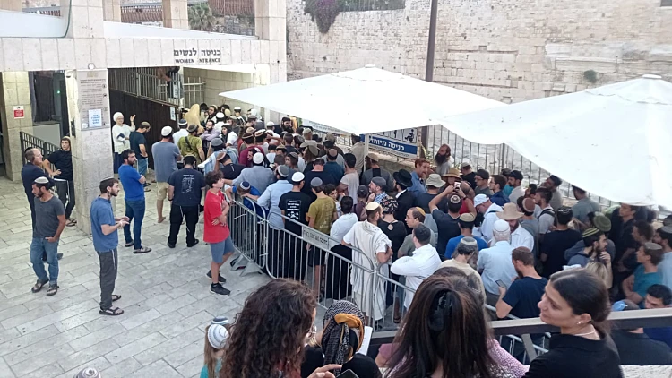 בצל המבצע: יהודים רבים עולים להר הבית