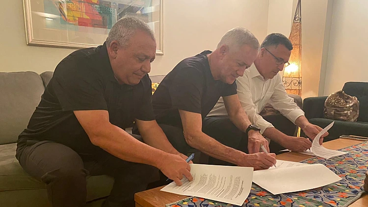 אחרי הצטרפות איזנקוט: גנץ וסער לא מתחזקים | סקר חדשות 13