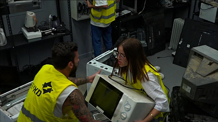 בזכות המיחזור: מרינה מקבלת מסר מסבתא