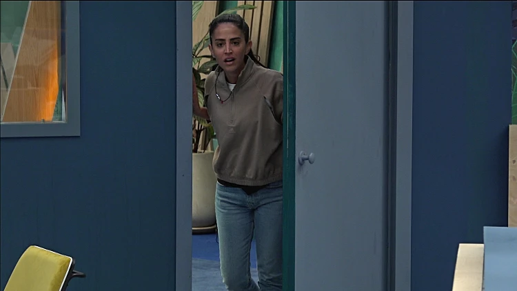 בר מפסיקה לשתוק: "קום תנקה, יא אפס מאופס"