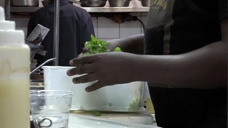 המסעדות נגד האיסור להעסיק מבקשי מקלט: "נישאר בלי עובדים"