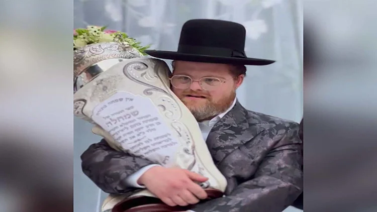 חתונה קצת אחרת: טקס הכנסת ספר התורה של שמחה'לה