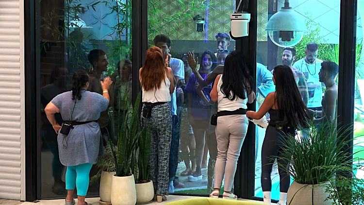 למפגש הזה הם לא ציפו: האמהות של הדיירים מפתיעות אותם