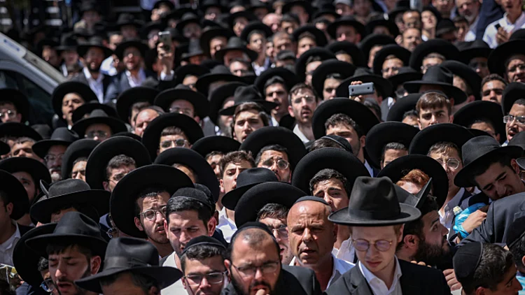 דרכו האחרונה: אלפים בהלוויית מנהיגה הרוחני של ש"ס