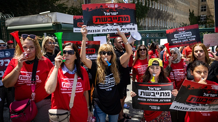 הלחץ גובר: לפיד וגנץ מגבים את המורים - שמחריפים את העיצומים