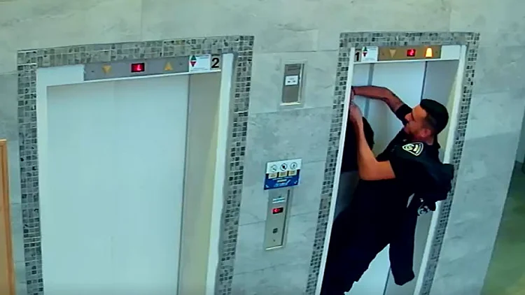 המעלית נסגרה על רצועת הכלב - שוטר חילץ אותו ברגע האחרון