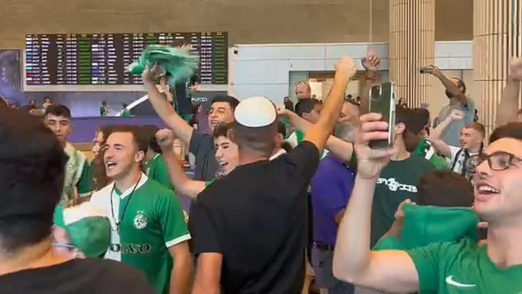 שחקני מכבי חיפה נחתו בארץ: "הרגע הגדול ביותר בקריירה של כולנו"