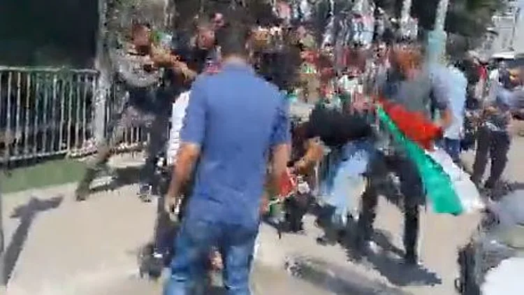 הפרות סדר מצפון לי-ם: יהודים הניפו דגלי ישראל והותקפו • תיעוד