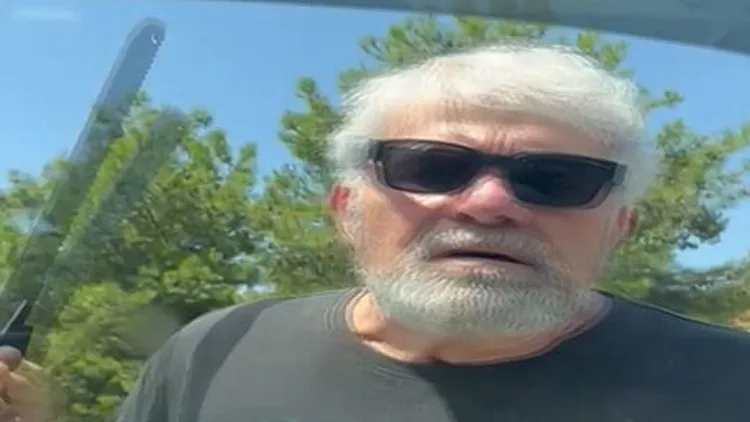 לא הצליחו לעקוף - והותקפו ע"י נהג עם מצ'טה • תיעוד