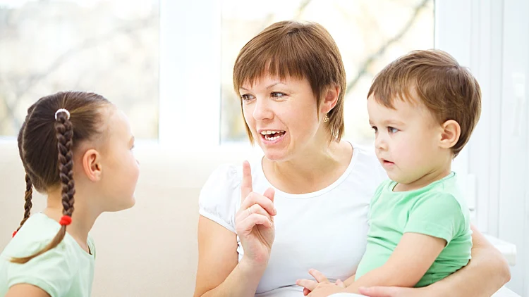 שיחה בין אימא לשני ילדיה