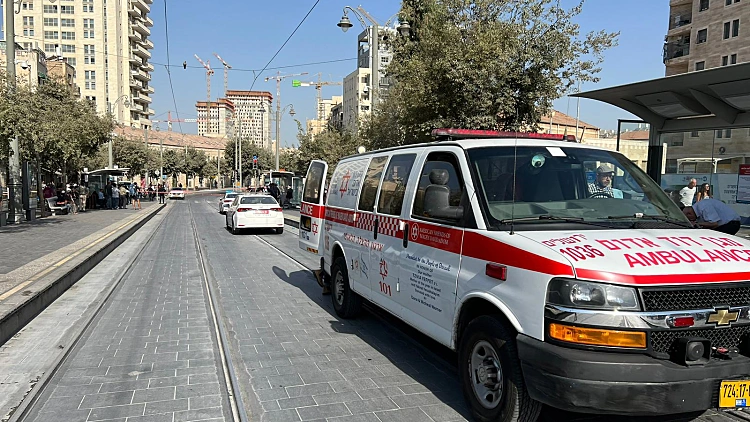 הולך רגל נפצע קשה מפגיעת הרכבת הקלה בירושלים