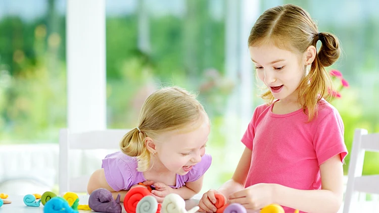 ילדים יוצרים בצק צבעוני