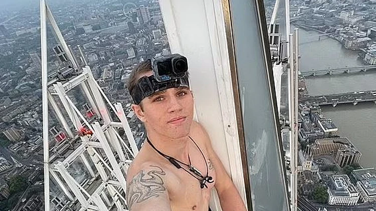 הסלפי של המטפס החופשי על הבניין בלונדון