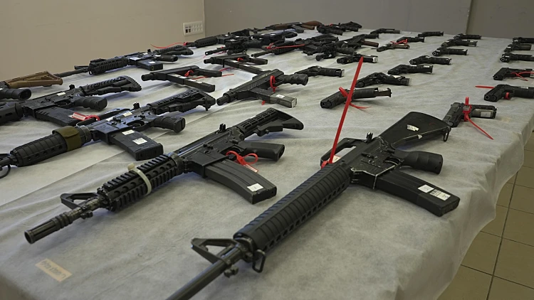 כלי נשק, סמים ועשרות עצורים: הסוכן הסמוי שהוביל לפשיטת ענק