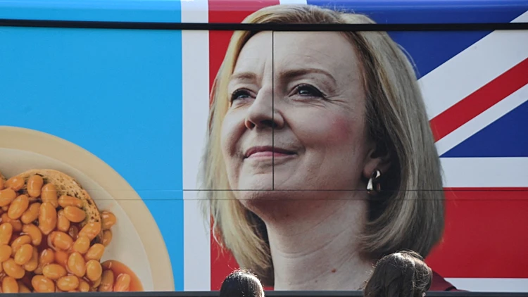 רה"מ בריטניה ליז טראס על שלט מחאה