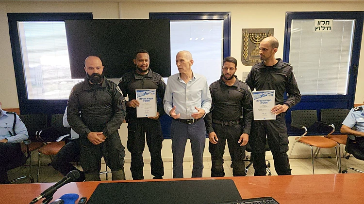 בר-לב עם שוטרי היס"מ שמנעו פיגוע