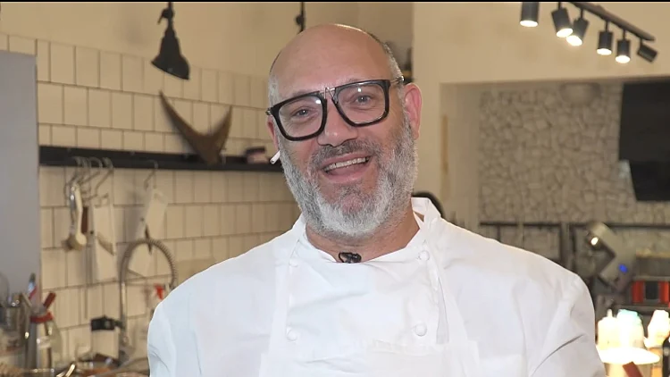 "כל הסביבה אומרת לי, 'מושיק - אתה חייב מסעדה'"