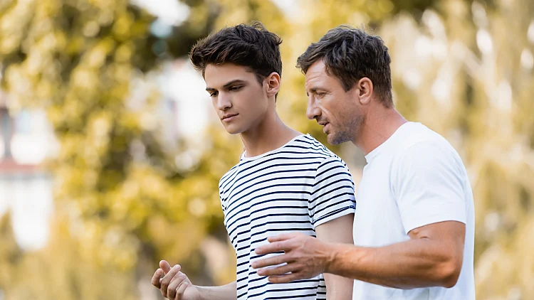 אבא ובנו בשיחה