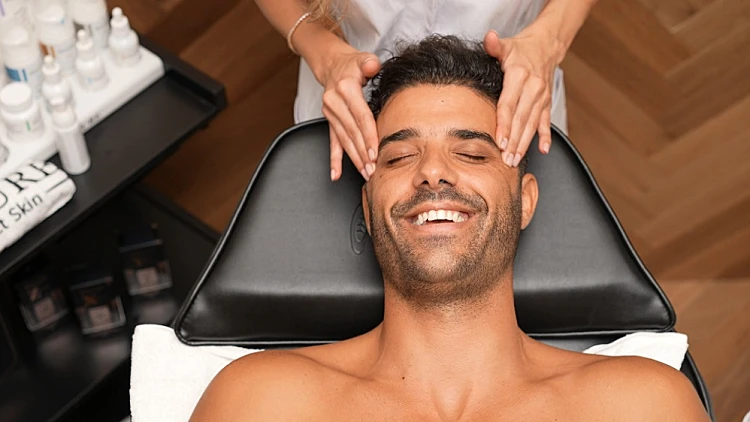 רגע לפני הגמר הגדול, אליאב מקבל טיפול מפנק מהאחות הקוסמטיקאית