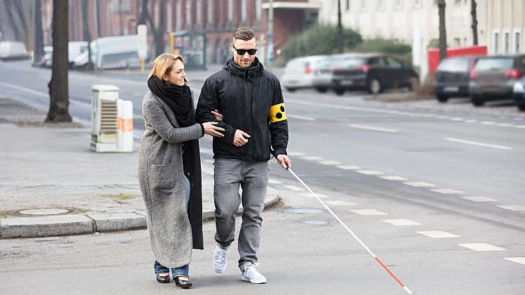 "הוא נגע לי 'בטעות' בחזה": גבר התחזה לעיוור והטריד צעירה ברחוב