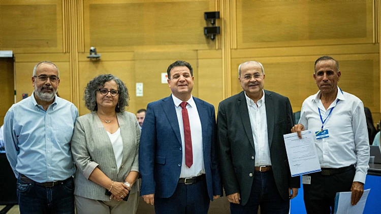 הדרמה הלילית בוועדת הבחירות: כך התפצלה הרשימה המשותפת