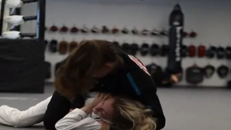 השודד נפל על אלופת הג'יו ג'יטסו הישראלית: "מזל שנגמר כך"