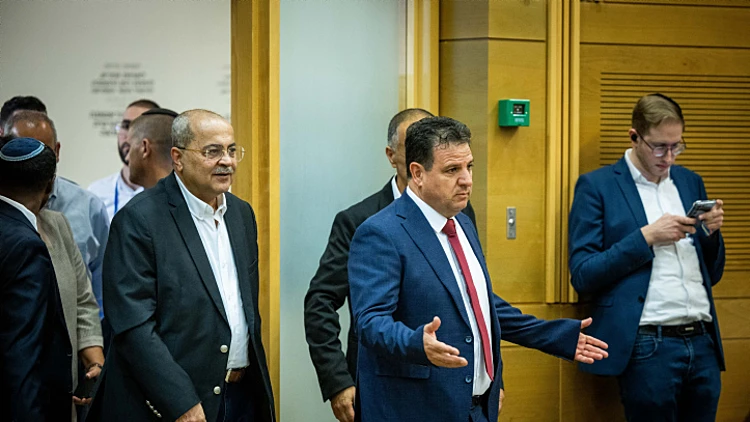 אחרי הפיצול: בל"ד מתחת לאחוז החסימה, 60 לגוש נתניהו