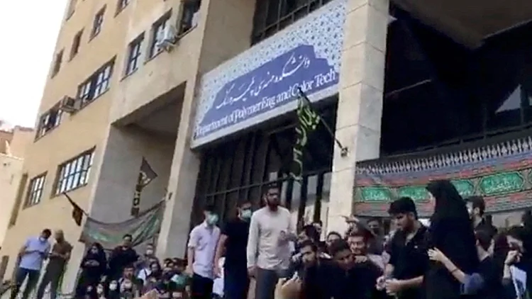הרג הצעירה שלא עטתה חיג'אב: קריאות "מוות לחמינאי" באיראן