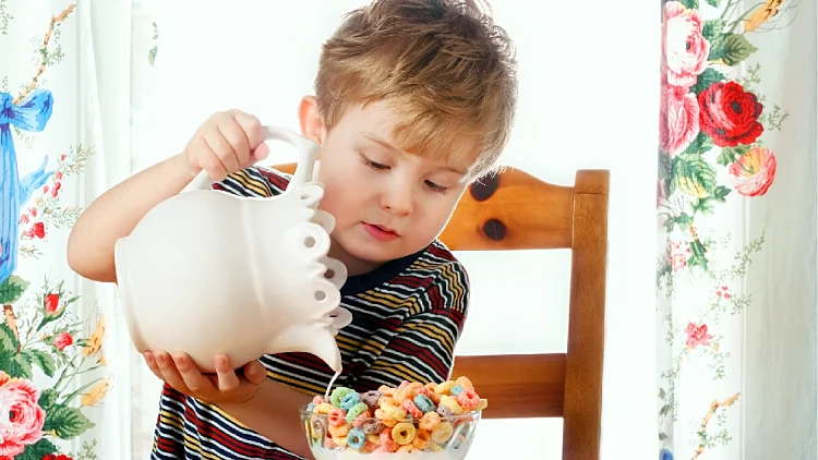 ילד מכין לעצמו אוכל