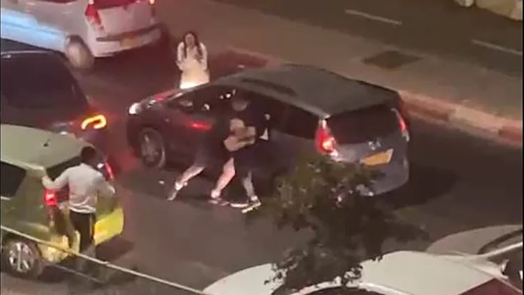 נגיחות באמצע הכביש: יצא מהרכב ותקף נהג אחר | תיעוד